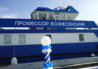 Научно-исследовательское судно "Профессор Вознесенский" на озере Байкал